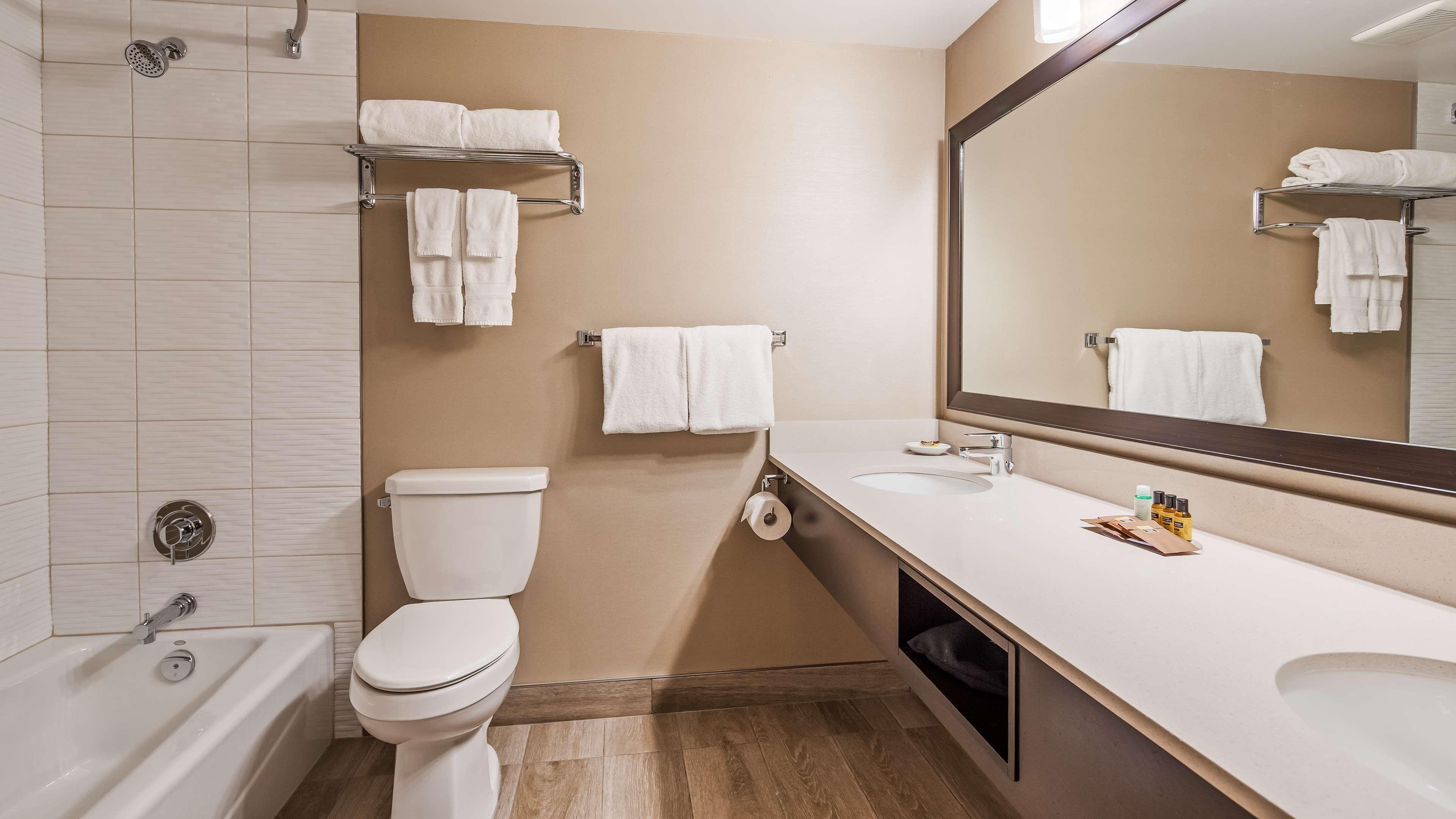 Best Western Plus Calgary Centre Inn Bagian luar foto